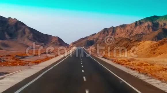 现代的双车道废弃公路道路石头和沙子视频的预览图