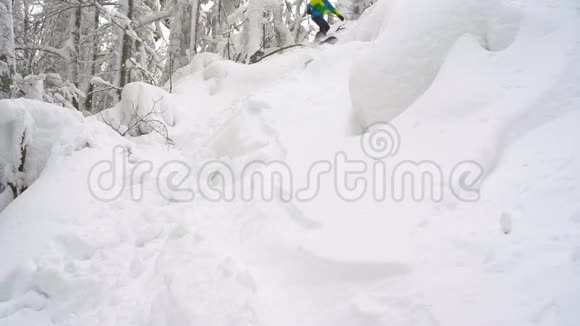 极限滑雪者骑着鲜粉雪下陡山坡慢动作视频的预览图