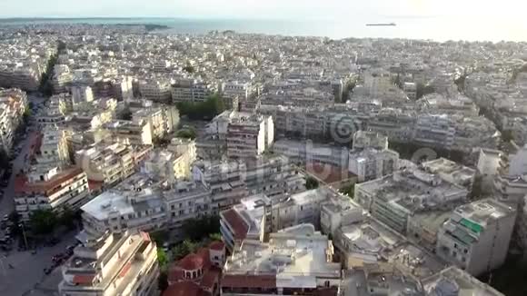 希腊东部地区塞萨洛尼基市空中高架桥无人驾驶飞机向上移动视频的预览图