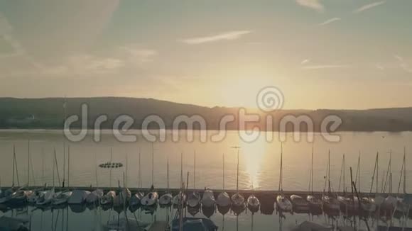 瑞士世湖上帆船桅杆的鸟瞰图视频的预览图
