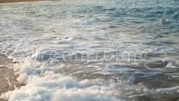 拍摄沙滩海浪的近景慢镜头视频的预览图