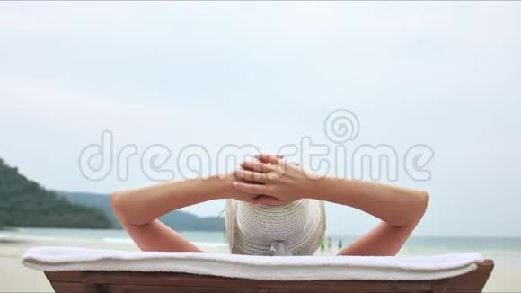 年轻美丽的女人在休息室享受暑假海滩放松热带的夏天视频的预览图