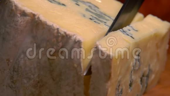 切成块的奶酪和蓝色的模子落在木板上视频的预览图