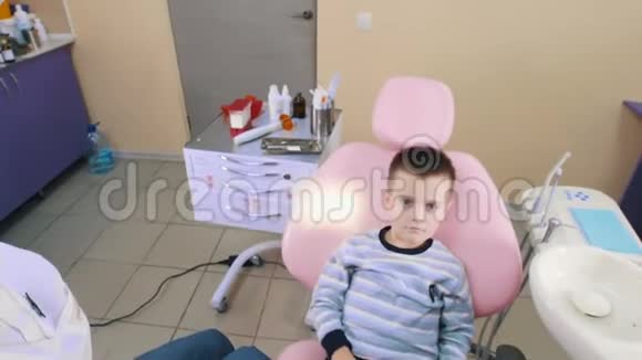 一个坐在病人椅子上的牙科婴儿视频的预览图