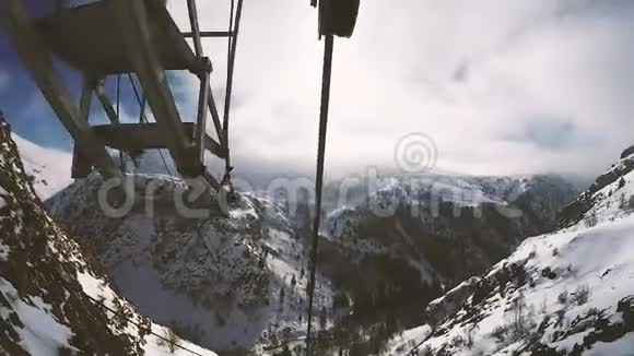 雪山山谷滑雪电梯的角度视频的预览图