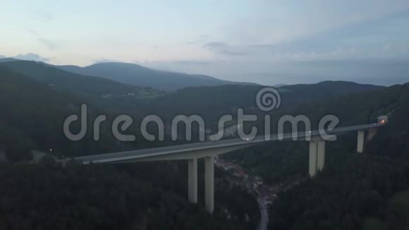 黄昏时分欧洲公路山中桥隧鸟瞰图视频的预览图