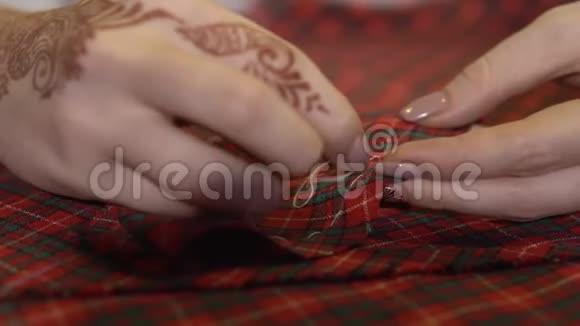 定制概念用针线手工缝制的裁缝的双手视频的预览图