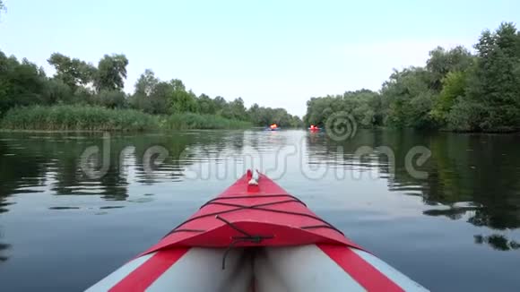 从船的鼻子可以看到河上的皮划艇慢动作视频的预览图