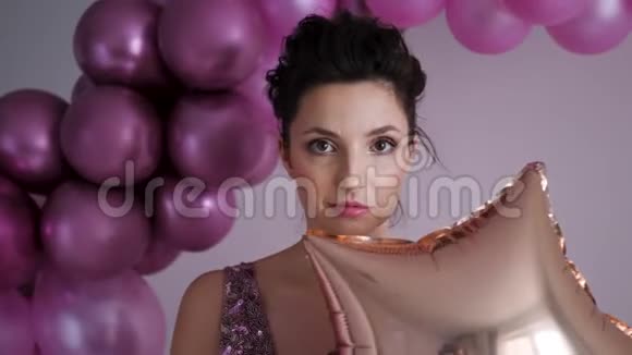 穿紫色衣服的年轻女子站在背景上视频的预览图