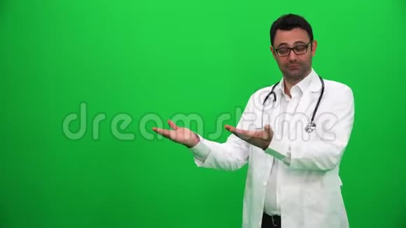 医生用手做手势右边视频的预览图