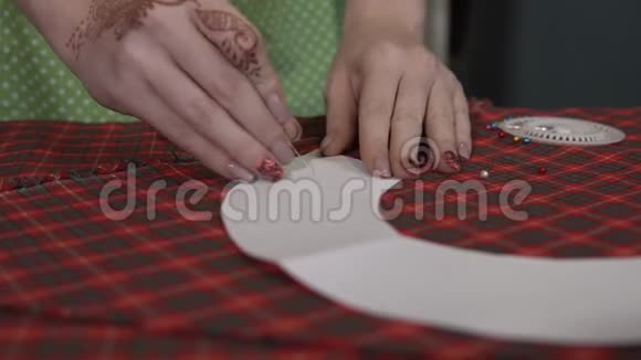 定制概念衣匠用针附着红色织物图案视频的预览图