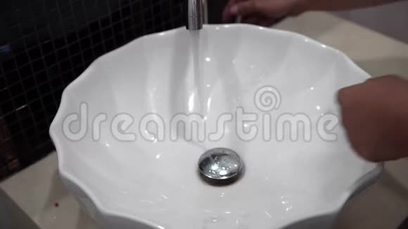 特写男人用肥皂在水龙头下洗手浴室里有水视频的预览图