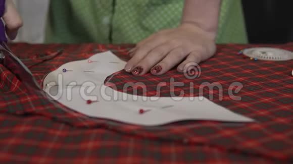 定制概念裁缝师用裁缝剪刀切割格子织物视频的预览图