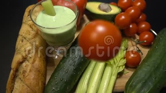 新鲜蔬菜和切好的蔬菜放在一张木桌上高清高清视频的预览图