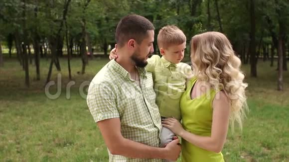 夏天公园里有个小儿子的幸福家庭的肖像慢点视频的预览图