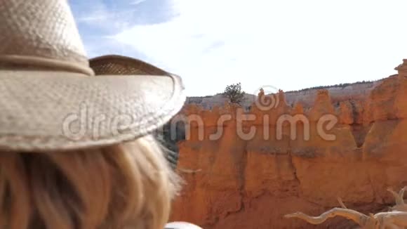 布莱斯峡谷山谷智能手机上的女游客拍照视频的预览图
