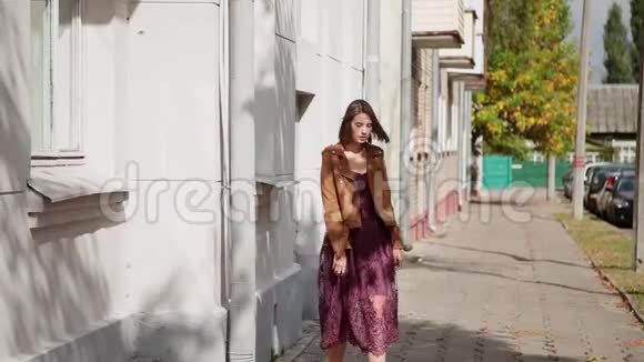 苗条的女孩走在空荡荡的街道上视频的预览图