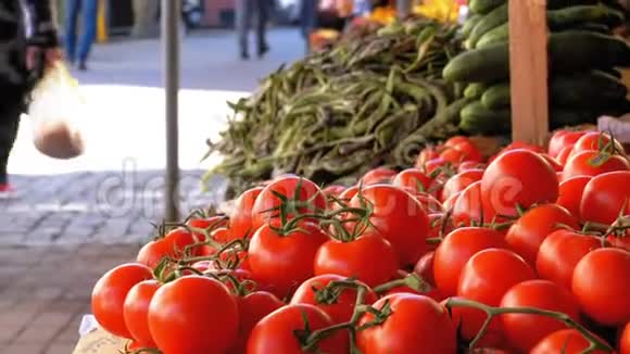 街头市场上有番茄和其他蔬菜的展示视频的预览图