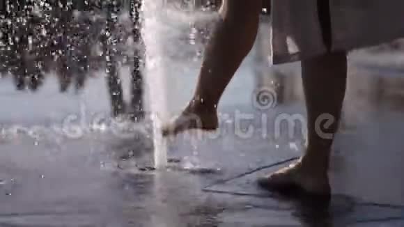 孩子们在喷水之间玩在喷泉里跑步喷洒玩玩在热的地方玩视频的预览图