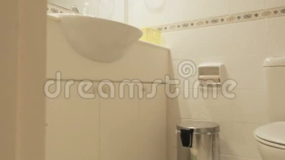时尚的白色浴室视频的预览图