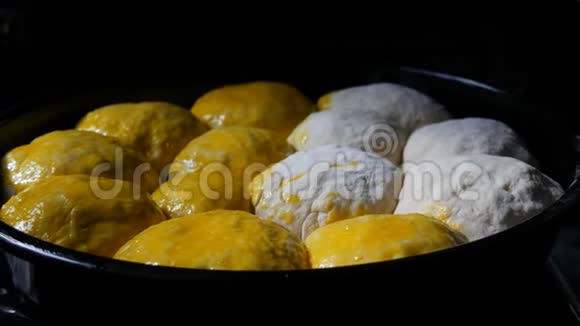 厨房专用硅胶刷用于给面团上油家庭烘焙女面包师用鸡蛋在面团上抹油视频的预览图