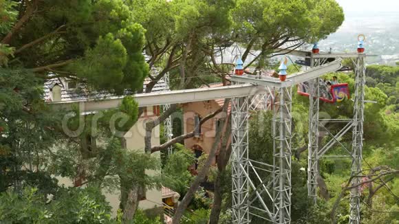 人们在巴塞罗那游乐园乘坐悬挂式铁路旋转木马视频的预览图