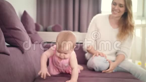 小宝宝爬在家里的沙发上可爱的孩子在四人行视频的预览图