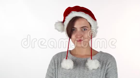 美丽快乐的女孩戴着圣诞帽高兴地对着镜头微笑视频的预览图