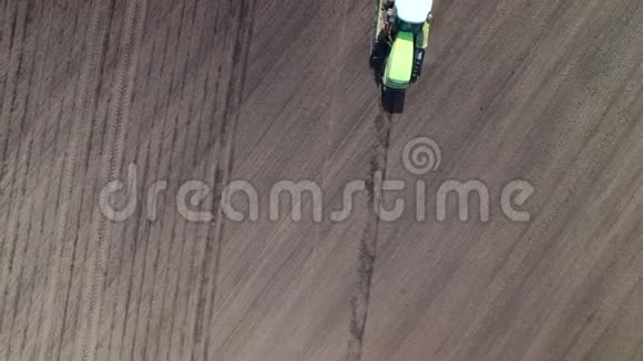 拖拉机在田里播种向日葵视频的预览图