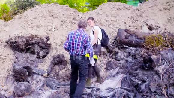 两位科学家在森林被烧毁的地方行走视频的预览图