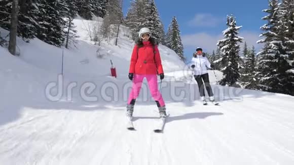 两名滑雪女运动员一起在斜坡上滑雪视频的预览图