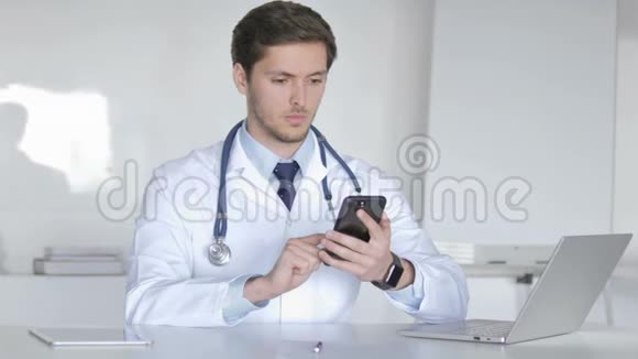 年轻医生与病人通电话视频的预览图