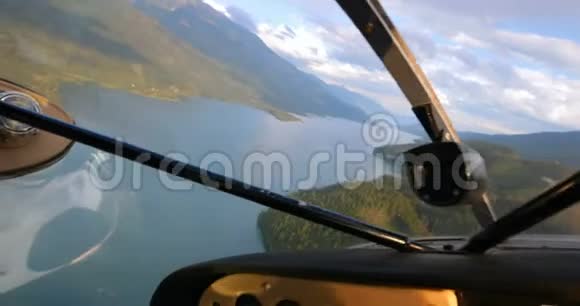 飞机飞越河流和景观4k视频的预览图