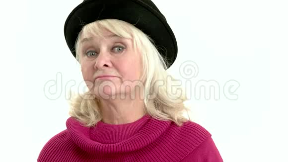 失望的老妇人视频的预览图