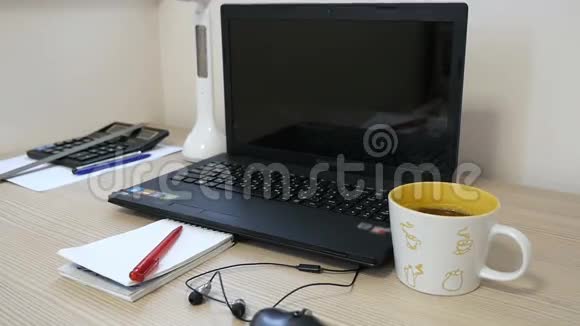 茶在桌面上办公室视频的预览图