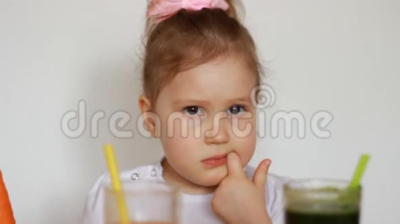 孩子吃食物牙齿开始疼小女孩心烦意乱哭得牙疼视频的预览图