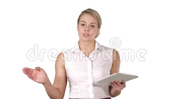 一位高管专业成熟的女商人手持平板电脑在白色背景下与摄像机交谈的肖像视频的预览图