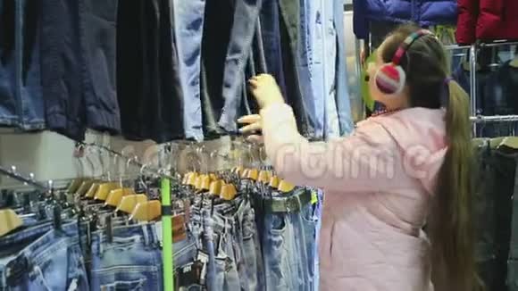 女人在商店里选裤子视频的预览图