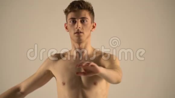 肌肉男模特在镜头前旋转动作缓慢视频的预览图