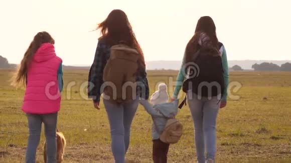 带背包的家人和狗一起旅行亲密家庭的团队合作母亲女儿和家庭宠物游客视频的预览图