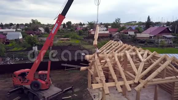木屋建造的俯视图剪辑乡村木屋建设的过程视频的预览图