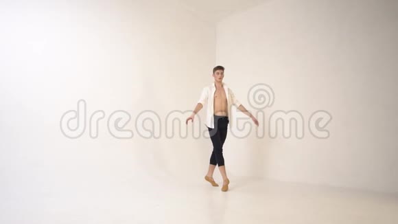 一个男子巴勒伦在白色背景上跳舞跳得很高视频的预览图
