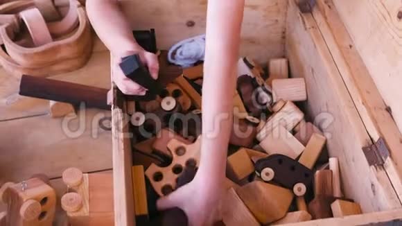 孩子从木箱里拿出木制玩具特写双手视频的预览图