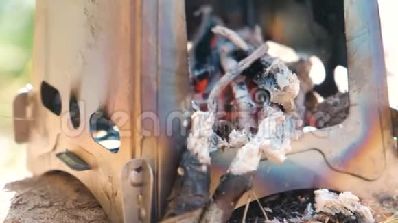 金属炉炉炉煤在树林室外侧视视频的预览图