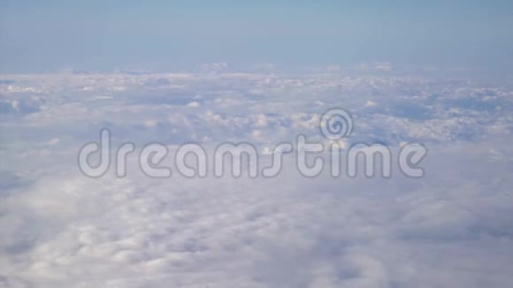 在云层之上飞行从飞机上看到阳光柔和的焦点视频的预览图