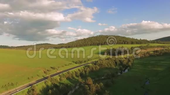 塞尔维亚兹拉蒂伯尔山景观空中视频的预览图