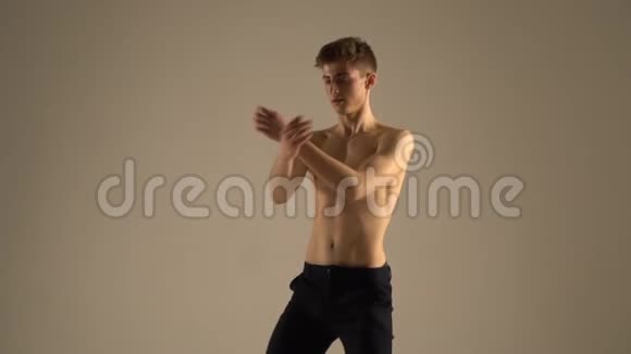 优雅的男巴勒伦在演播室跳芭蕾阿拉伯之旅慢动作视频的预览图