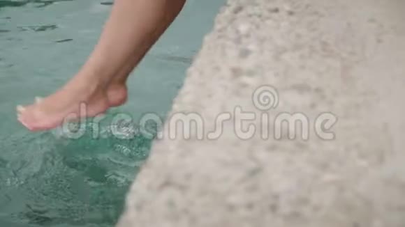 在水中欣赏女性的双腿女人在海洋中嬉戏视频的预览图
