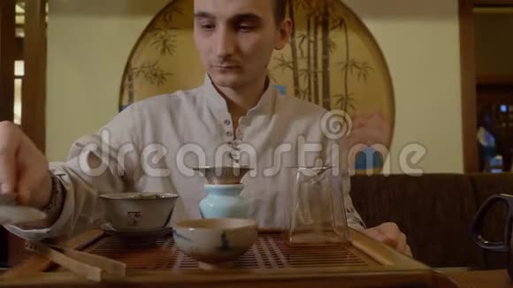 茶道大师用烧水壶浇热水用中国式的茶道视频的预览图