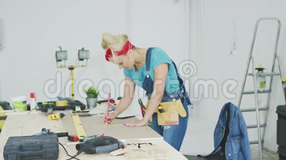 女木匠在胶合板上画线视频的预览图